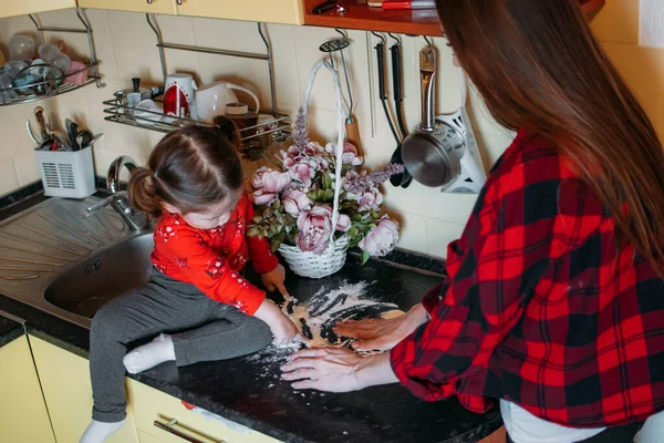 Soziale Distanzierung und Selbstisolierung, zu Hause bleiben, Quarantäne, Familien, die sich gemeinsam für das Novel Coronavirus COVID-19 isolieren. Mutter und tochter spielen in der küche. — Stockfoto