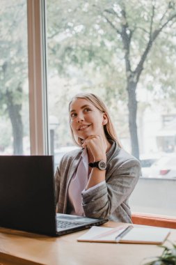 Koronavirüs salgını sırasında uzaktan öğrenme. Evde sınava hazırlanan genç kız öğrenci.