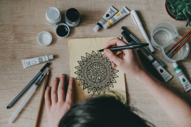 Stres karşıtı sanat terapisi için yetişkin farkındalığı boyama sayfası. Koronavirüs karantinasının ortasında stresle başa çıkmak için ipuçları. COVID-19 karantinasında stres ne kadar kolay