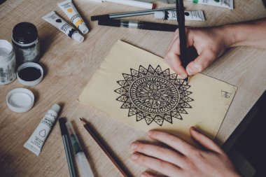 Stres karşıtı sanat terapisi için yetişkin farkındalığı boyama sayfası. Koronavirüs karantinasının ortasında stresle başa çıkmak için ipuçları. COVID-19 karantinasında stres ne kadar kolay