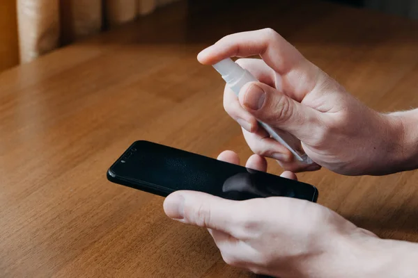 Cara Membersihkan Dan Mensterilkan Smartphone Dengan Lapisan Oleophobic Membersihkan Ponsel — Stok Foto