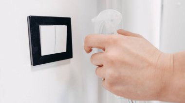 Her şey nasıl dezenfekte edilir, Coronavirus Ev Temizliği. Koronavirüs yüzeyde ne kadar dayanır? Dezenfeksiyon, temizlik ve kapı kollarını yıkama. Koronavirüs enfeksiyonunun önlenmesi.