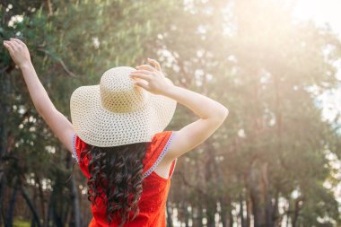 Koronavirüs karantinası sona eriyor. Covid 19 karantinasından çıktı. Genç kız özgürlüğün, yazın ve doğanın tadını çıkarıyor..