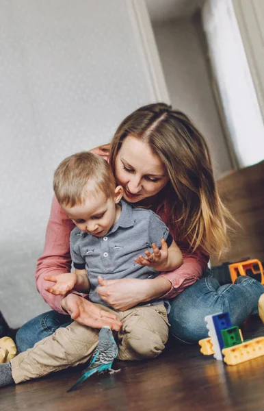 Feliz Día Las Madres Niño Pequeño Hijo Mamá Juegan Casa — Foto de Stock