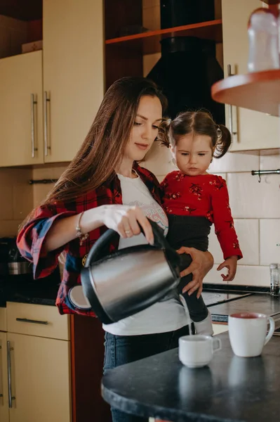 Hausarbeit Mit Kleinen Kindern Hausarbeit Für Kinder Junge Frau Und — Stockfoto