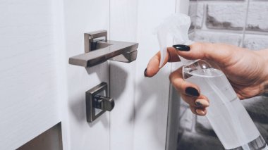 Her şey nasıl dezenfekte edilir, Coronavirus Ev Temizliği. Koronavirüs yüzeyde ne kadar dayanır? Dezenfeksiyon, temizlik ve kapı kollarını yıkama. Koronavirüs enfeksiyonunun önlenmesi