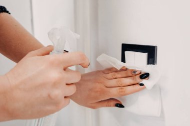 Her şey nasıl dezenfekte edilir, Coronavirus Ev Temizliği. Koronavirüs yüzeyde ne kadar dayanır? Dezenfeksiyon, temizlik ve kapı kollarını yıkama. Koronavirüs enfeksiyonunun önlenmesi