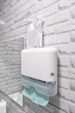 Coronavirus hijyeni. Tuvalette kağıt havlu ve alkol jeli antibakteriyel sabun dezenfektanı var. El dezenfeksiyonu hijyen koruması Coronavirüs Covid 19