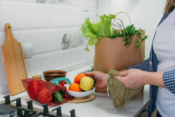 Lebensmittellieferdienste Online Shopping Smart Food Lebensmittellieferung Nach Hause Kundin Erhält — Stockfoto