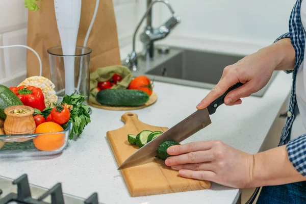 Yalnızlık çekerken evde yemek pişirmek. Coronavirus Kilitleme sırasında evde cüzdan dostu tarifler.