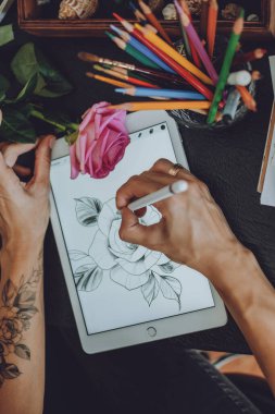 İPad 'de dövme sanatı dijital süreci. Ellerinde Apple kalem tutan ve üreme sürecinde iPad Pro 'da çizen dövme sanatçısı elleri. Kropivnitskiy, Ukrayna, 27 Eylül 2019