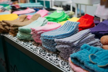 Eldivenleri ve eldivenleri dükkanda cilalamak. Güzellik yardımı, kuru deri ve sahte bronzlaştırıcı lif lifi, kol arkası, omuz silme, duş banyolu spa eldiveni.