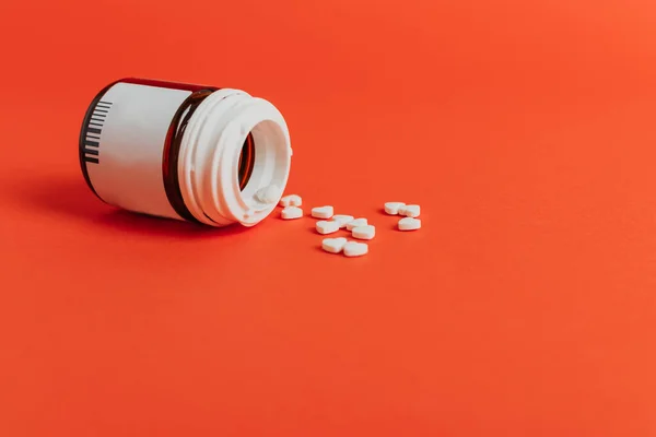Vérnyomás Szívbetegségek Gyógyszerei Kis Fehér Szív Alakú Tabletták Üveg Piros — Stock Fotó
