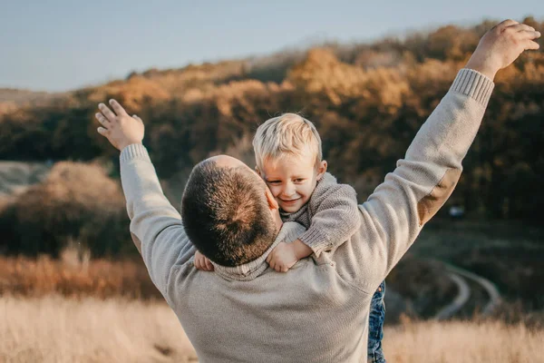 Día Del Padre Feliz Familia Amorosa Padre Hijo Jugando Divirtiéndose —  Fotos de Stock