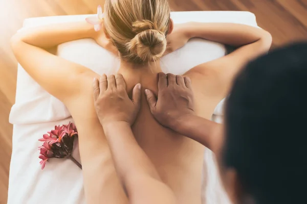 Massagem Massagista Tradicional Nos Clientes Salão Spa Aliviar Cliente Stress — Fotografia de Stock