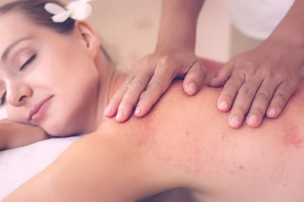 Massagem Esfregando Spa Tratamento Beleza Esfoliação Sal Sala Spa Luxo — Fotografia de Stock