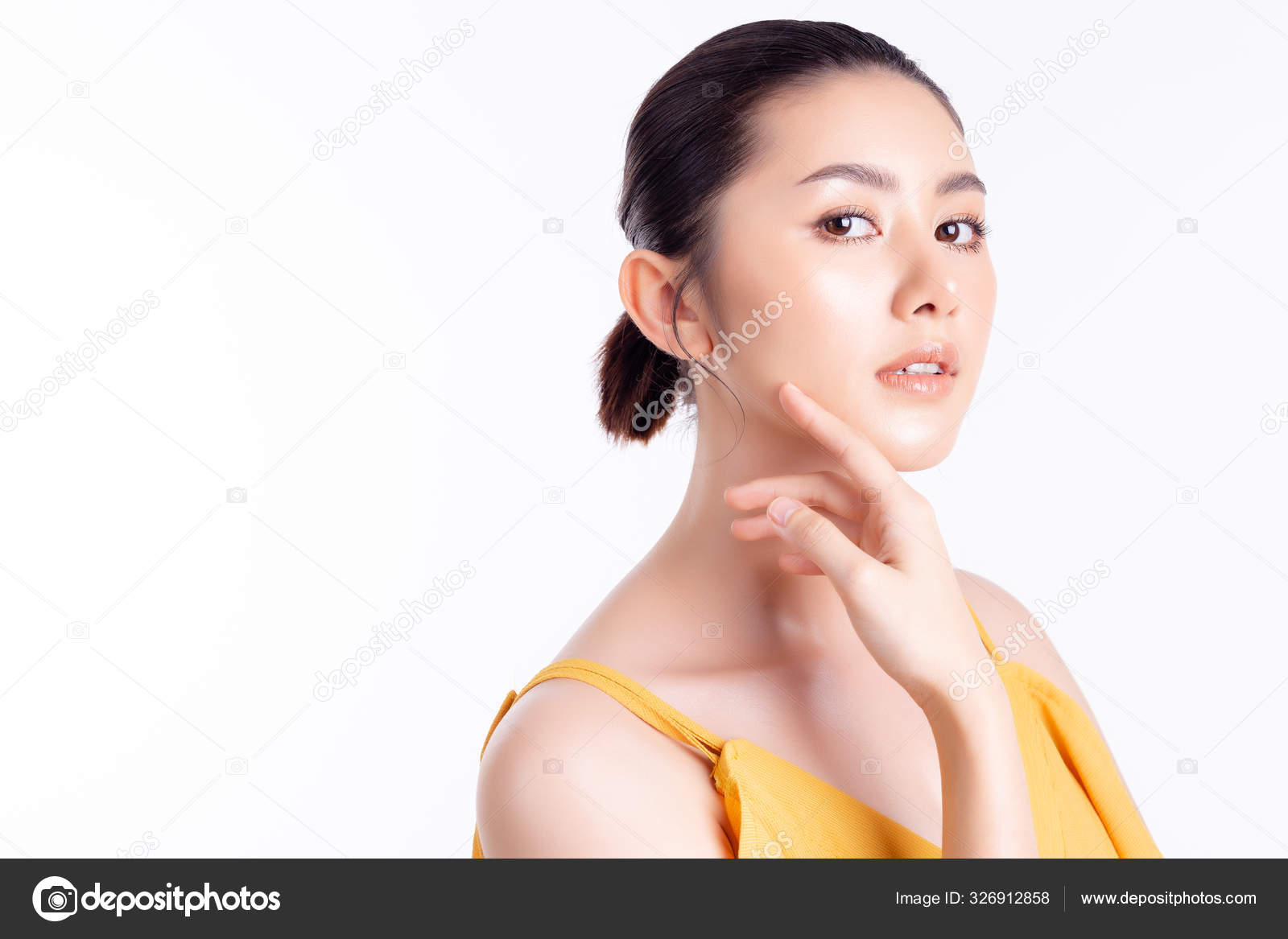 Descarregar - Retrato encantador beleza jovem mulher asiática. Menina bonita atraente tem boa pele rosto, corpo. Senhora glamour aplicar maquiagem natural em seu belo rosto. Bonita fêmea mostrando sua bela pele de rosto — Imagem de Stock Retrato encantador beleza jovem mulher asiática. Menina bonita atraente tem boa pele rosto, corpo. Senhora glamour aplicar maquiagem natural em seu belo rosto. Bonita fêmea mostrando sua bela pele de rosto — Fotografia de Stock