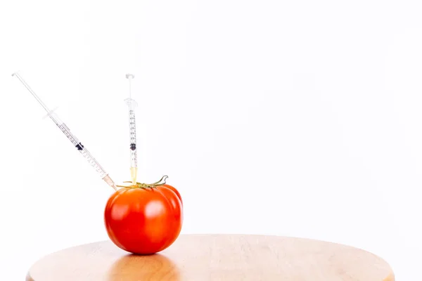 Concept de conservateurs alimentaires. Injecter de l'acide benzoïque dans la tomate pour préserver les légumes à la fraîcheur et peut conserver la fraîcheur des légumes longtemps. Vendeur égoïste de l'industrie veulent des légumes garder frais — Photo