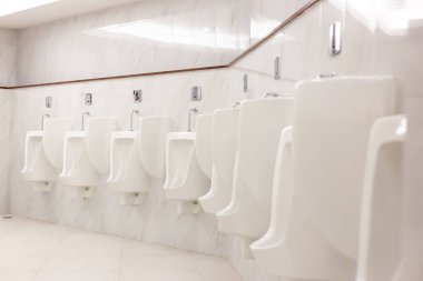 Büyük umumi tuvalet, tuvaletteki tuvalet duvarları, temiz ve hijyenik. Modern görünüyor, seramikten yapılmış. İşemek isteyen erkekler için hazırlanan idrar kaseleri..