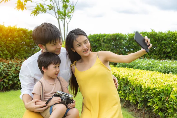 Genç Asyalı Anne Hamile Kadın Kocası Oğluyla Parkta Fotoğraf Çekiyor — Stok fotoğraf