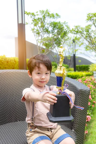 Niño Lindo Mostrando Trofeo Orgullo Adorable Niño Pequeño Ganar Juego — Foto de Stock