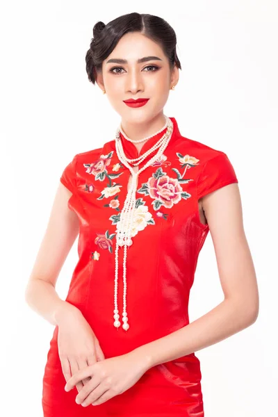 Portrait beautiful Chinese woman. Charming beautiful young asian woman wear Chinese red dress in Chinese New Year. Attractive beautiful girl get beautiful makeup and nice hairdo. She look confident — Stok fotoğraf