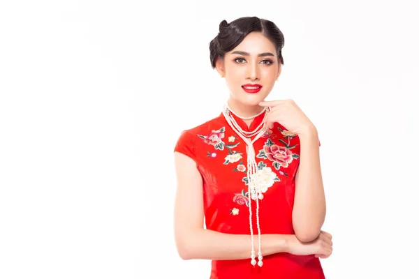 美しい若いアジアの女性の肖像画 魅力的な美しいアジアの女性は中国の旧正月の服を着ている 豪華な女の子は美しいメイクと笑顔で素敵なヘアドアを持っています 白のスタジオ — ストック写真