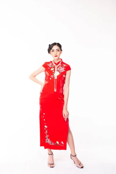 Πορτρέτο ομορφιά κινεζική γυναίκα. Όμορφη Ασιάτισσα γυναίκα φορούν cheongsam φόρεμα για την κινεζική Πρωτοχρονιά για τον εορτασμό φεστιβάλ άνοιξη. Νεαρή κυρία να πάρει όμορφο μακιγιάζ. στούντιο σε λευκό φόντο, αντίγραφο χώρου — Φωτογραφία Αρχείου