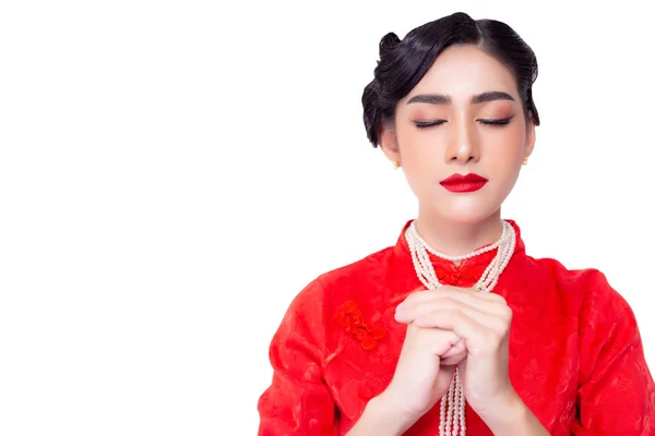 Tradición de China. Hermosa joven china pidiendo un deseo. Chica china pidió un deseo en el día de Año Nuevo chino. Atractiva joven mujer asiática usar vestido chino, bonito peinado, maquillaje. Cierra los ojos — Foto de Stock