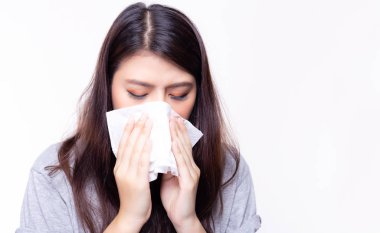 Roman Coronavirus 2019 konsepti. Güzel Asyalı kız Çin 'e gittiğinde koronavirüs olmuş. Asyalı kadının doldurulmuş burnu ya da burnu akıyor, ateşi var. Roman Coronavirus 2019 salgın hastalıktır. Boşluğu kopyala