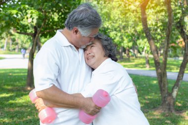 Yaşlı çift sağlıklı ve güçlü görünüyor çünkü yaşlı erkek ve yaşlı kadın her gün spor yapmayı ve egzersiz yapmayı seviyor. Büyükbabam ve büyükannem antrenmandan sonra birbirlerini kucaklıyorlar, mutlular.