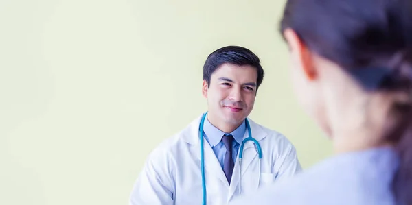 Lekarz Pracujący Pacjentem Gabinecie Lekarskim Szpitalu Doktor Wita Uśmiechniętą Buźkę — Zdjęcie stockowe