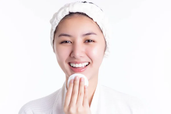 Pretty Asian Woman Clean Beautiful Face Wiping Use Cotton Pads — Stock Photo, Image