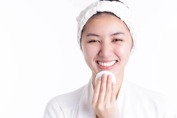 Asiatin Reinigt Schönes Gesicht Durch Wischen Mit Wattepads Reinigungslotion Gesichtswasser — Stockfoto