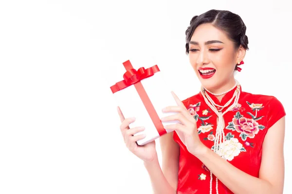 Hermosa Mujer Asiática Joven Recibe Regalo Día Año Nuevo Chino — Foto de Stock