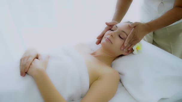 Massaggio Terapeuta Massaggiare Bella Faccia Donna Sala Spa Salone Spa — Video Stock