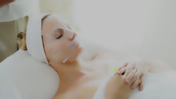 Masseuse Massage Therapeut Nemen Tomaat Plak Masker Van Mooie Ogen — Stockvideo
