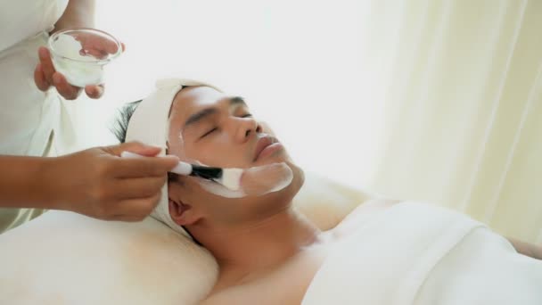 Homem Loja Spa Massagem Terapeuta Usar Escova Para Aplicar Máscara — Vídeo de Stock