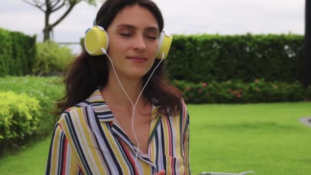 Gyönyörű Üzletasszony Hallgat Szép Zenét Használja Fejhallgató Ivás Vagy Kortyolgat — Stock videók