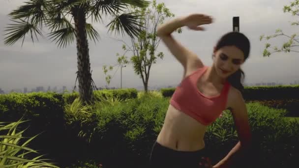 Krásná Sportovní Žena Rozstřikuje Své Tělo Zahřívá Před Cvičením Nebo — Stock video