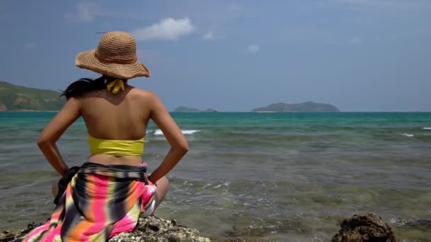 Женщина Сидит Скале Красивом Пляже Обаятельная Красивая Девушка Красивой Кожей — стоковое видео