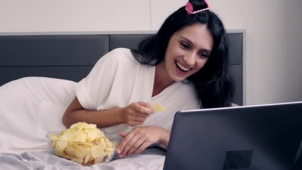 Hermosa Mujer Ríe Tanto Cuando Películas Comedia Come Bocadillos Patatas — Vídeo de stock