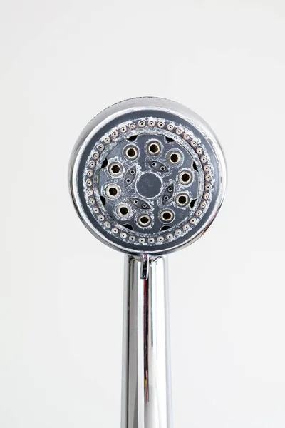 은으로 된 둥근 샤워기 머리에 단단 한 물을 쌓아 T 주변에 갖다 놓고 — 스톡 사진