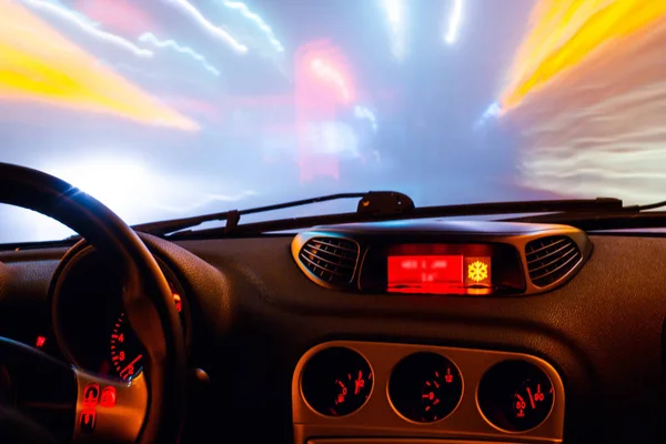 Νυχτερινό αυτοκίνητο οδήγηση έγχρωμο φως της πόλης ραβδώσεις μεγάλη έκθεση — Φωτογραφία Αρχείου