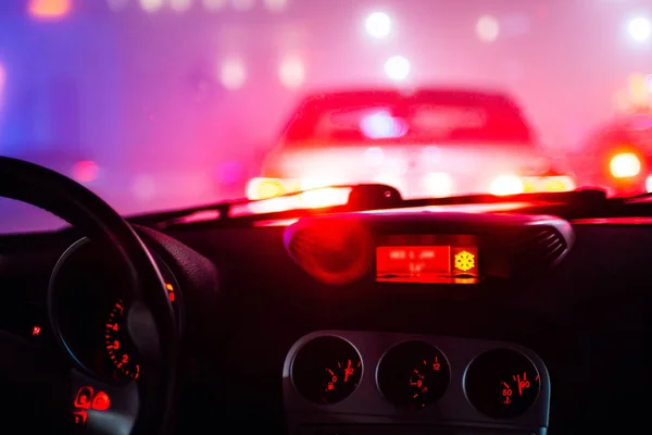 Νυχτερινό αυτοκίνητο οδήγηση έγχρωμο φως της πόλης ραβδώσεις μεγάλη έκθεση — Φωτογραφία Αρχείου