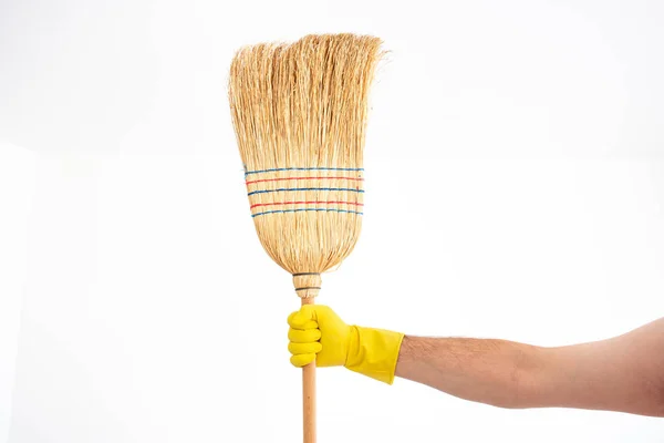 Branco mão masculina branca com luva de látex amarelo segurando um broo — Fotografia de Stock