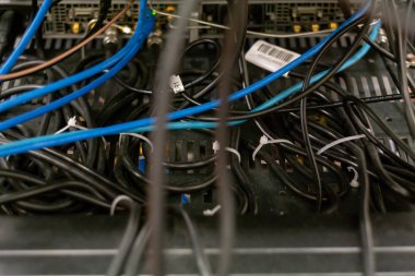 Karmaşık elektrik kabloları kablo bağlantılarıyla bir arada tutulur.