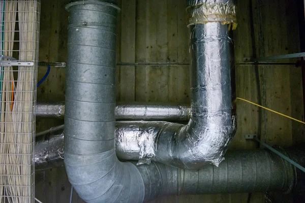 Tuberías grandes industriales y torbellinos de cables corrían dentro de una ciencia — Foto de Stock