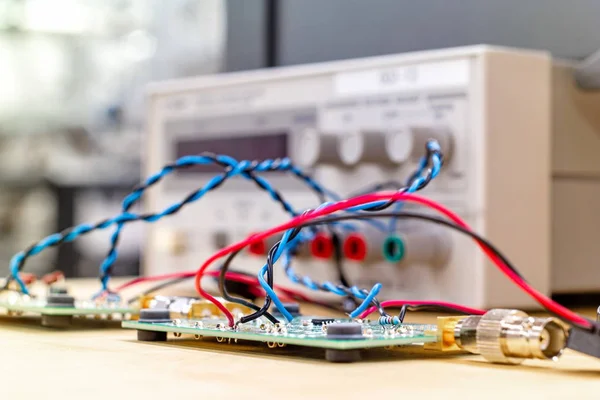 Placa de circuito electrónico con cables de colores enrevesados que conducen — Foto de Stock