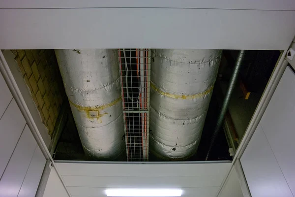 Tuberías grandes industriales y torbellinos de cables corrían dentro de una ciencia — Foto de Stock